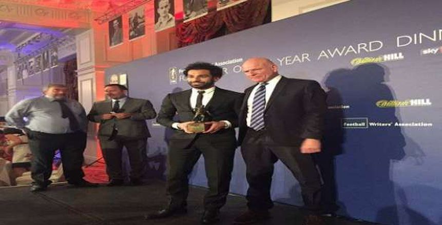 «صلاح» يتسلم جائزة أفضل لاعب بـ «البريميرليج» من رابطة الكتاب الإنجليز