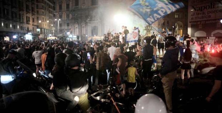 جماهير نابولي تتحدى كورونا.. احتفالات جنونية في الشوارع بعد التتويج بكأس إيطاليا