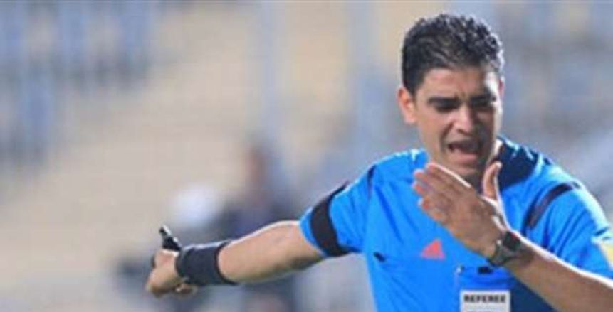 أحمد سامي يقتحم الملعب ويعترض على إبراهيم نور الدين حكم مباراة الأهلي وسيراميكا