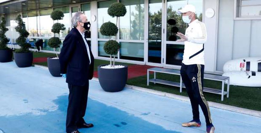 رئيس ريال مدريد يزور فريقي كرة القدم وكرة السلة بالكمامة