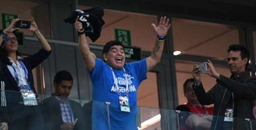 مارادونا يحتفل بهدف الأرجنتين أمام نيجيريا بإشارة خارجة