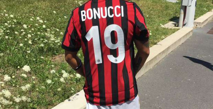 بالفيديو| جماهير ميلان تنتظر «بونوتشي» أمام مقر النادي