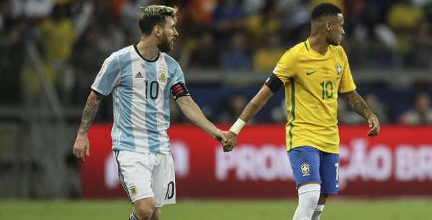 بالصور| نيمار يؤازر البرازيل بـ"الأصفر" أمام الأرجنيتن من الملعب