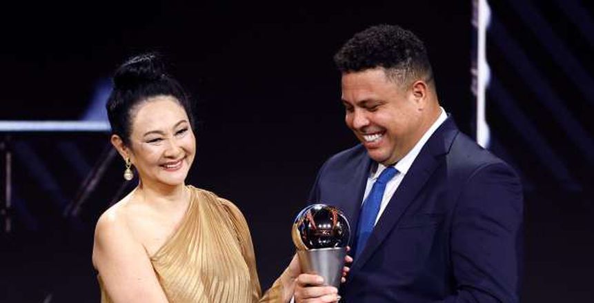 «فيفا» يكرم الراحل بيليه «أسطورة البرازيل» بحفل THE BEST ويمنح زوجته جائزة خاصة
