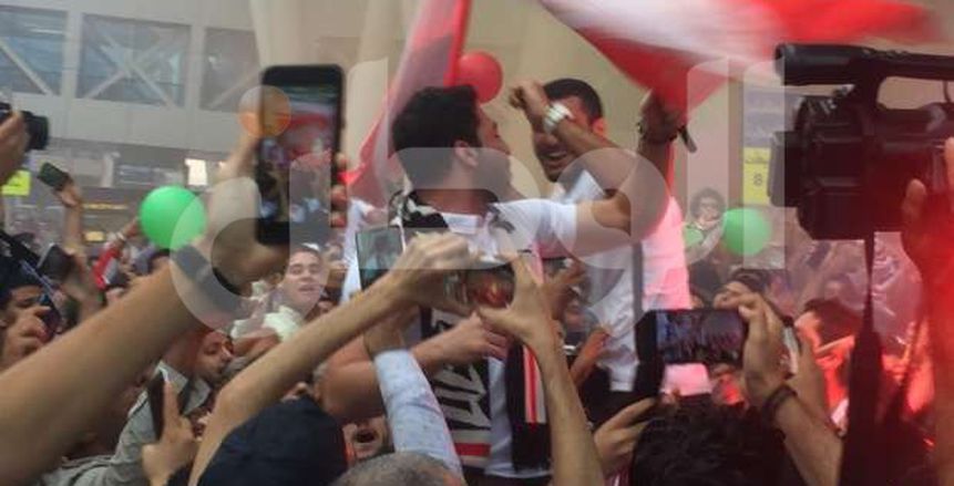 بالصور.. أحمد الأحمر يحتفل مع جماهير الزمالك بدوري أبطال أفريقيا لكرة اليد