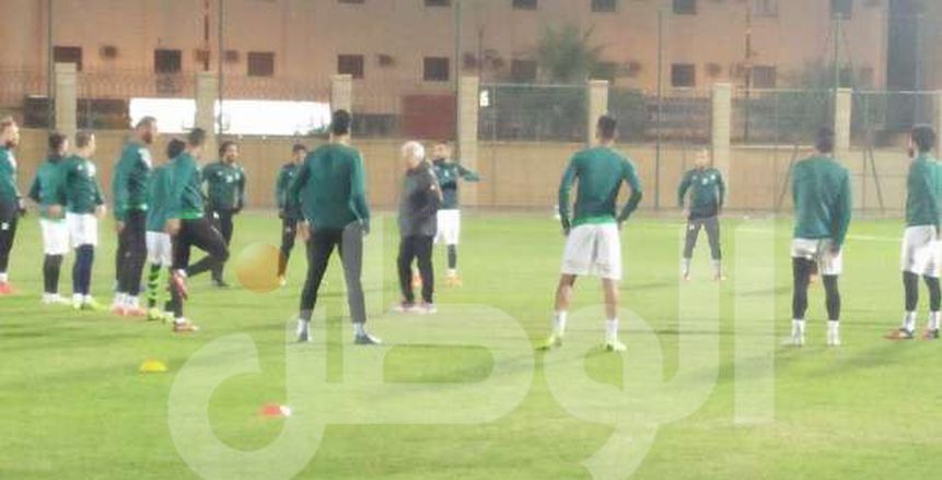 بالصور| الاتحاد يؤدي مرانه الأول على ملعب «الأمير خالد بن فيصل» استعدادًا للهلال