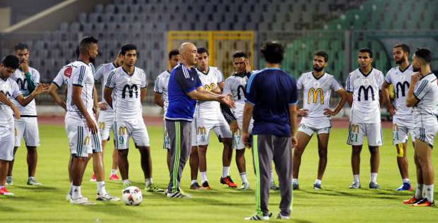محافظ بورسعيد يحفز لاعبي المصري هاتفيا قبل مواجهة الزمالك