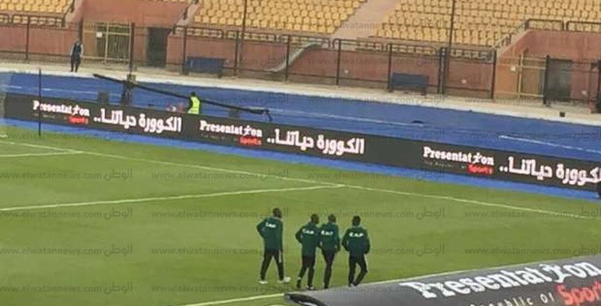 بالصور| طاقم تحكيم مباراة مصر وإي سواتيني يتفقد أرضية استاد السلام