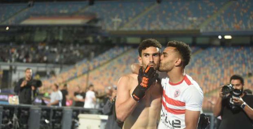 لاعبو الزمالك يحملون محمد عواد على الأعناق بعد التأهل لنهائي كأس مصر