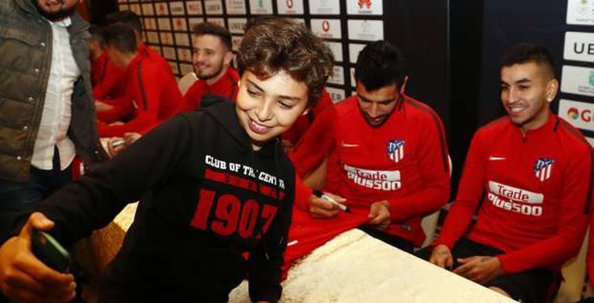 بالصور| لاعبو أتليتكو مدريد يلتقطون «سيلفي» مع جماهير الأهلي