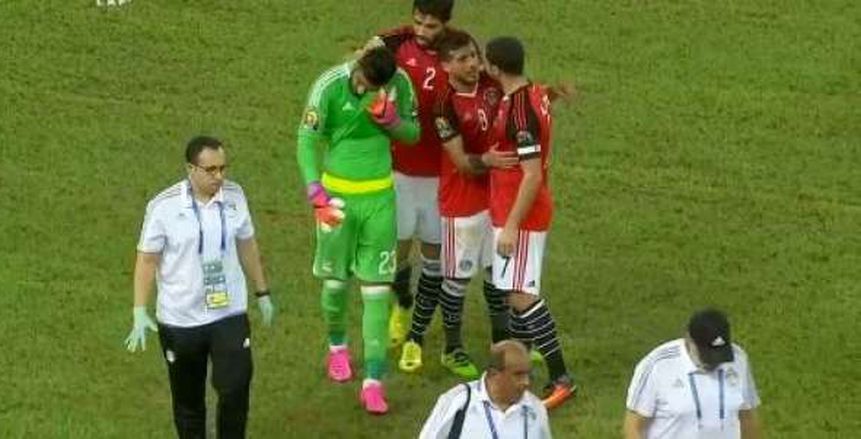 بالفيديو| الشناوي يبكي أثناء خروجه من ملعب المباراة