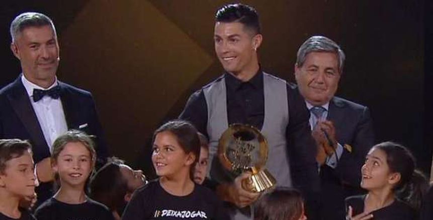 بالصور.. رونالدو يتوج بجائزة "لاعب العام" في البرتغال
