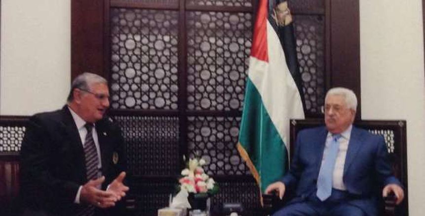 «الفولي» يهدي الرئيس الفلسطيني شارة الاتحاد العالمي للتايكوندو