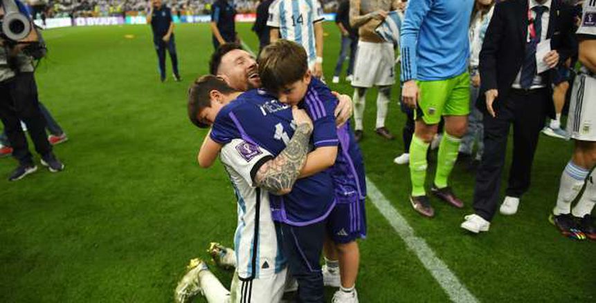ميسي يحتفل مع نجليه ويقبل رأس والدته بعد الفوز بلقب كأس العالم 2022