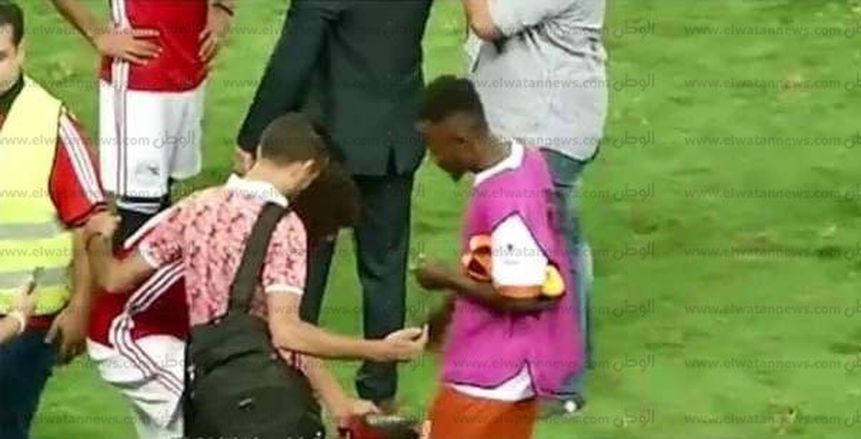 بالصور| لاعب النيجر يطلب «حذاء» النني بعد نهاية المباراة