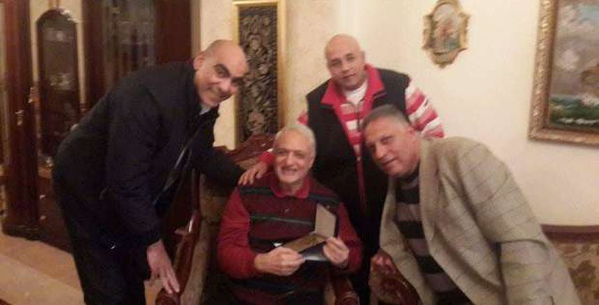 اتحاد اليد يكرم سيد دسوقي قائد الجيل الذهبي لنادي بورسعيد