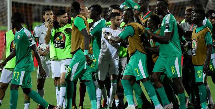 بالفيديو.. اشتباكات بين لاعبي الجزائر والسنغال عقب انتهاء الشوط الأول