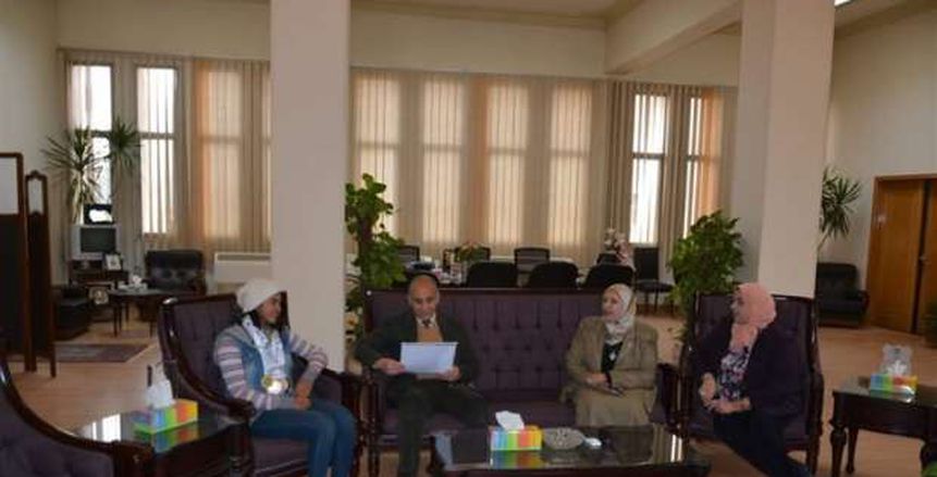 رئيس جامعة الزقازيق يكرم آية أشرف بطلة العرب للمضمار والطريق