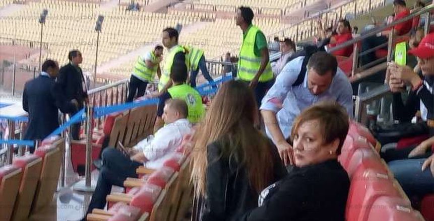 بالصور| زوجة «أجيري» تدعم مصر أمام إي سواتيني من مدرجات ملعب السلام