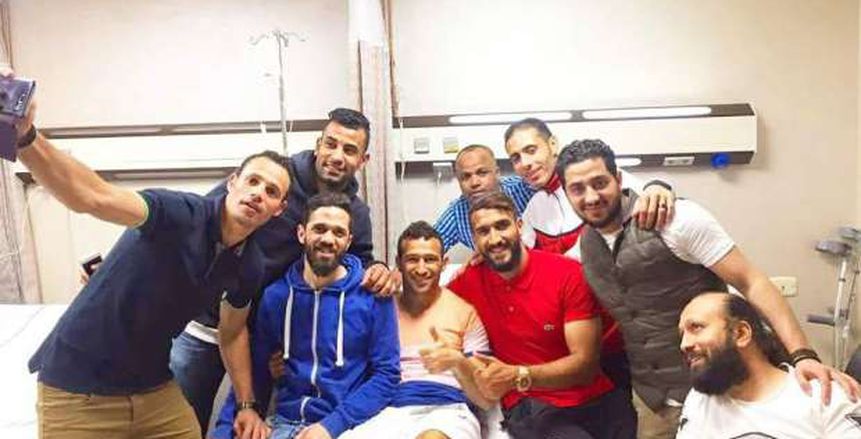 حسام باولو يزور أحمد تمساح بالمستشفى