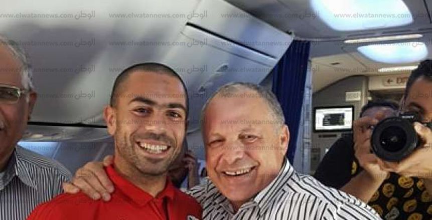 بالصور| مصر للطيران تحتفل بالمنتخب الوطني على متن الطائرة
