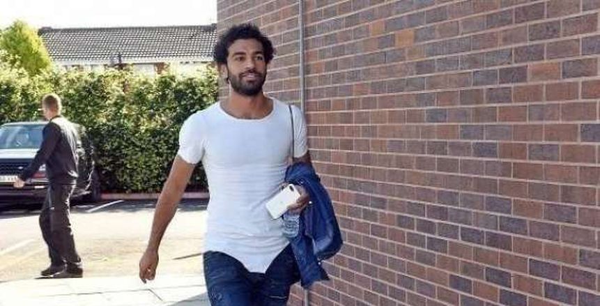 بالفيديو| محمد صلاح يصل دبي بصحبة وكيله وسط حفاوة إماراتية