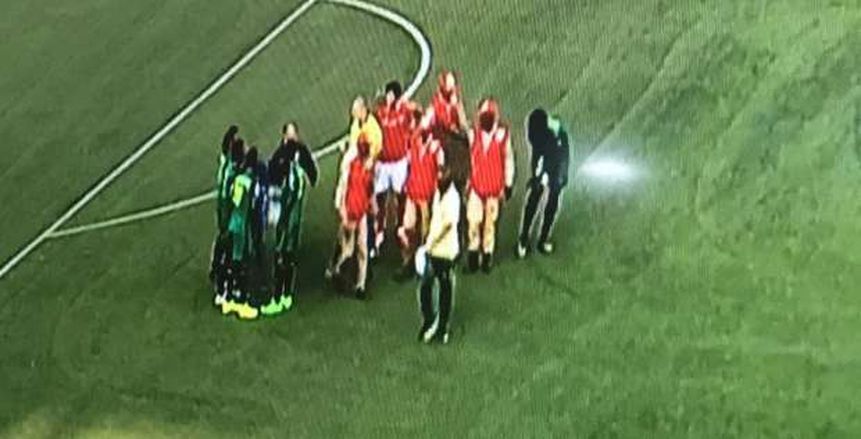 توقف لقاء الأهلي وفيتا كلوب بسبب إصابة حكم المباراة
