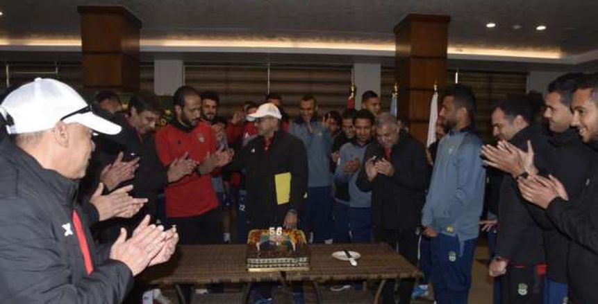 لاعبو الاتحاد السكندري يحتفلون بعيد ميلاد طلعت يوسف