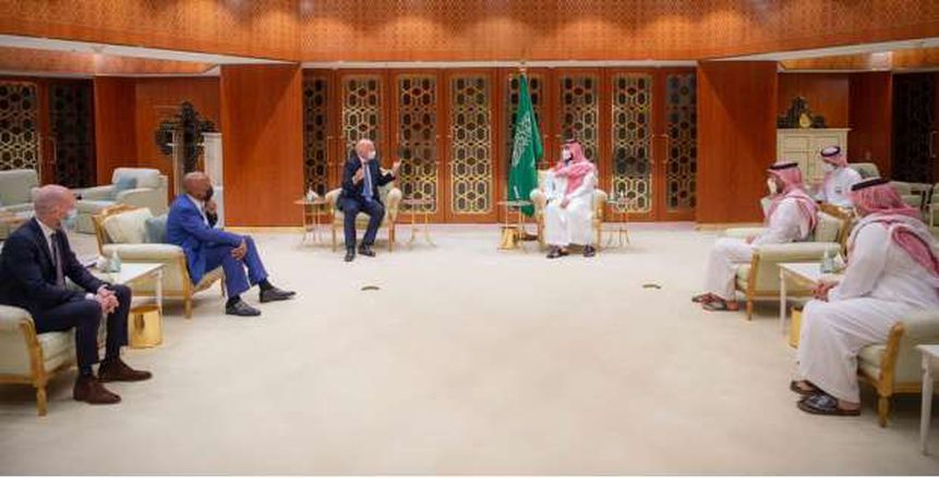 ولي العهد السعودي يلتقي برئيسي الاتحادين الدولي والأفريقي لكرة القدم