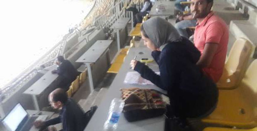 بالصور| طالبة جامعية تذاكر في مباراة نهائي كأس مصر