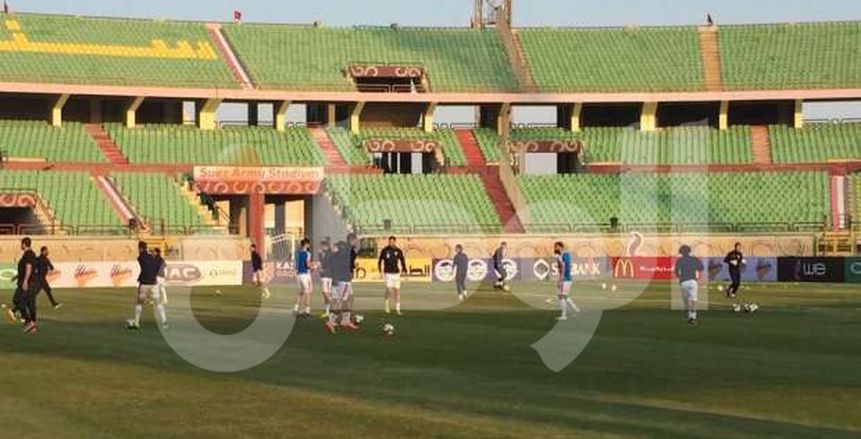 بالصور| أمير مرتضى يدعم لاعبي الزمالك من أرضية ملعب الجيش بالسويس