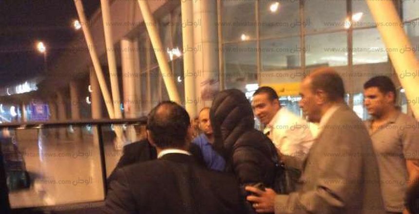 بالصور| صلاح يغادر مطار القاهرة «متخفيًا»