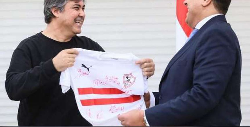 الزمالك يشكر السفير المصري في تونس على حسن الاستقبال ويمنحه تيشرت