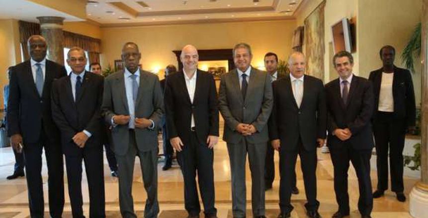 بالصور| عبد العزيز وحياتو وأبو ريدة يستقبلون رئيس الفيفا بمطار القاهرة