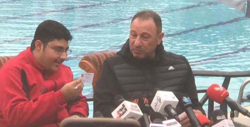 «الخطيب» يهدي السباح أحمد طارق كارنيه عضوية رياضية في الأهلي