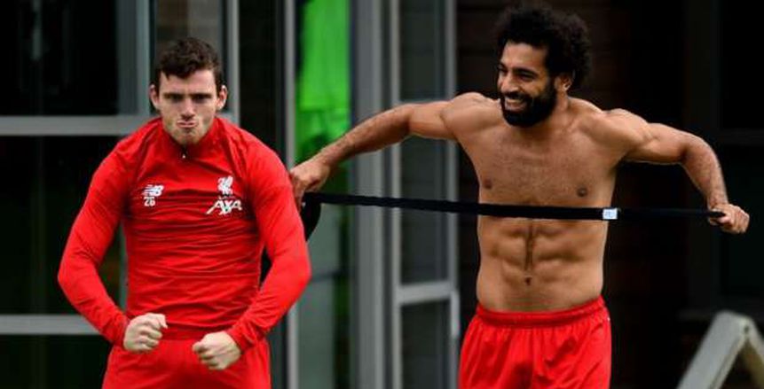 بالصور.. محمد صلاح في حيرة بسبب قميصه الرياضي