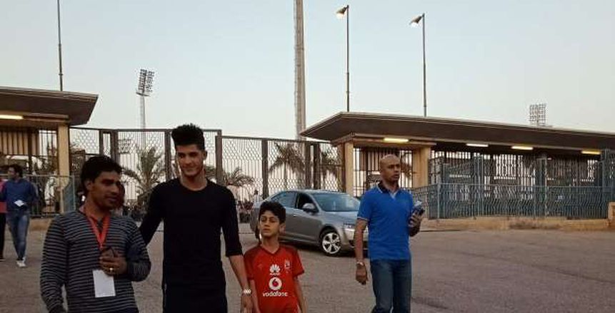 أحمد الشيخ يؤازر الأهلي في مباراة القمة