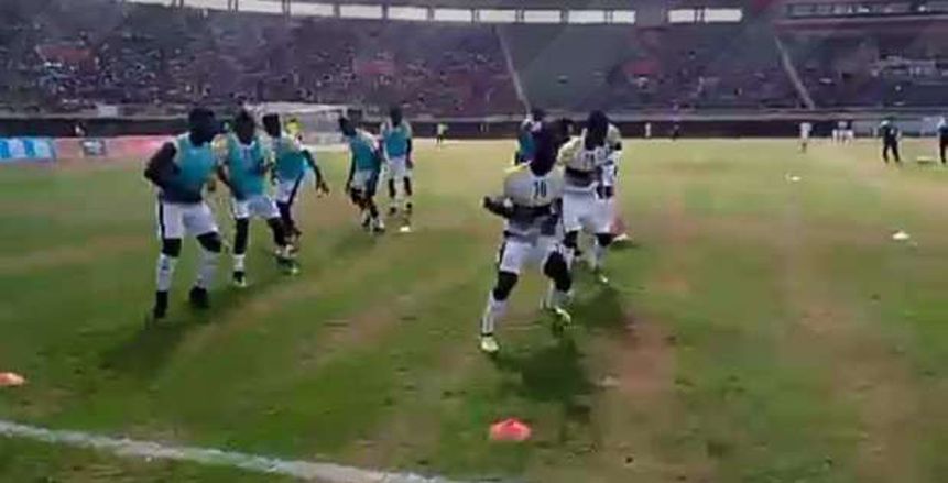 مجموعة مصر| بالفيديو.. لاعبو غانا يؤدون الصلوات قبل مواجهة اوغندا