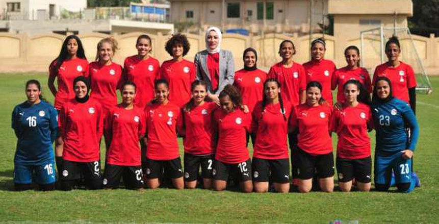 دينا الرفاعي تزور معسكر منتخب الكرة النسائية وتجتمع بالجهاز الفني