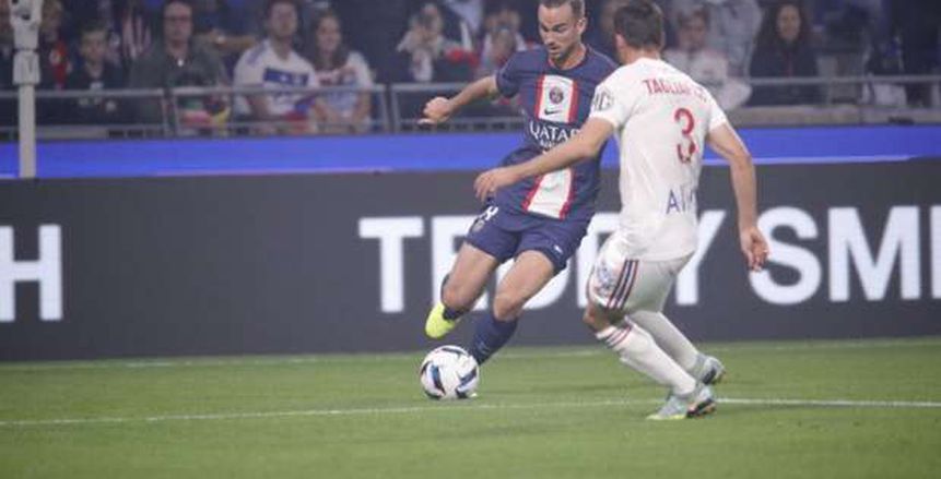 استعاد باريس سان جيرمان صدارة الدوري الفرنسي بفوزه على ليون بهدف ميسي