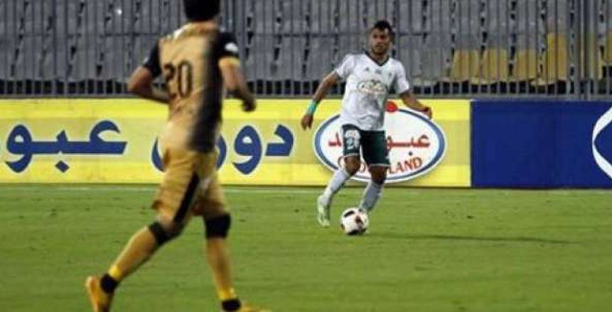 بالصور| لاعب المصري المصاب يساند فريقه قبل مواجهة إنبي