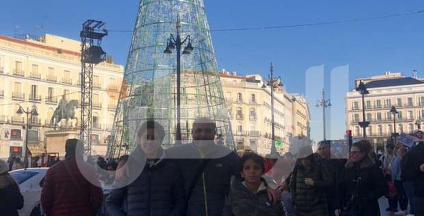 صور.. نائب رئيس الزمالك يحتفل بالكريسماس مع أولاده في مدريد