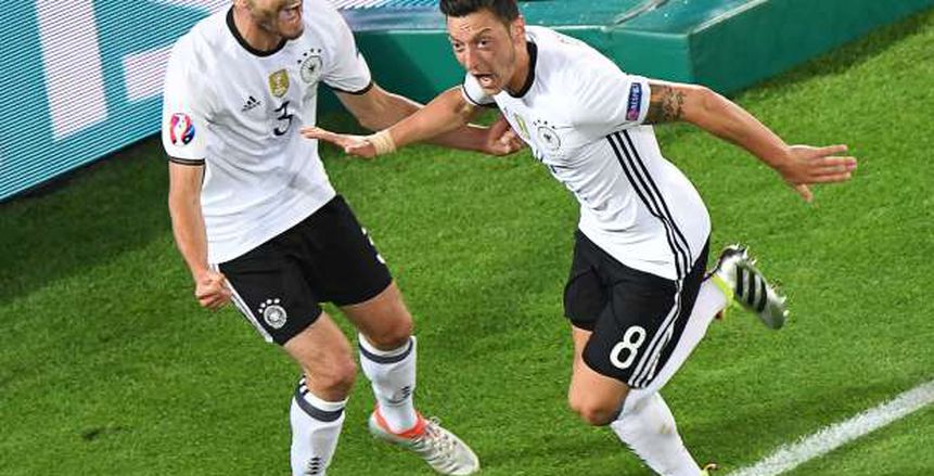 بالصور| "أوزيل" يحتفل بتتويجه كأفضل لاعب في ألمانيا