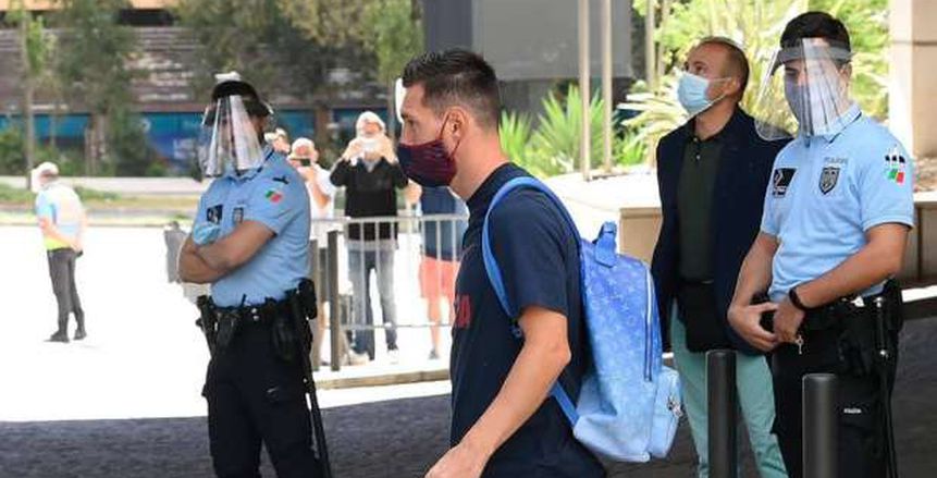 الحزن يكسو وجوه لاعبي برشلونة عقب العودة لإسيانيا بعد فضيحة البايرن (صور)