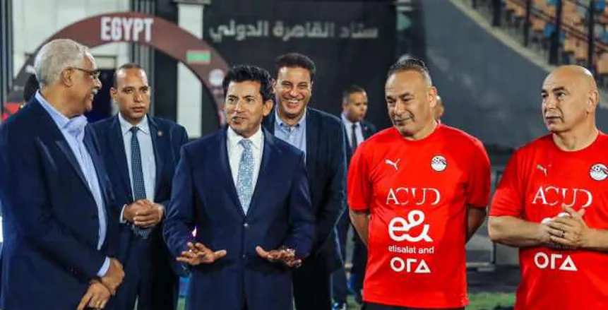 وزير الشباب والرياضة يؤازر المنتخب الوطني قبل مواجهة موريتانيا