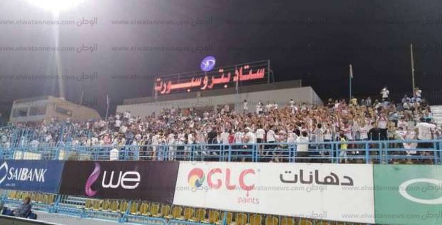 «رش» أرضية ملعب بتروسبورت قبل مباراة «الزمالك والجيش»