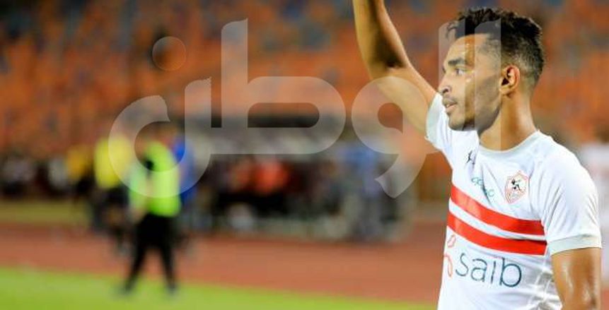 "أوباما" يؤارز لاعبي الزمالك أمام الرجاء من أرضية استاد القاهرة (صورة)