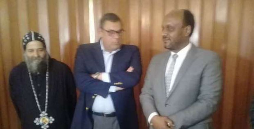 إسماعيل يوسف يهدى سفير مصر في اثيوبيا درع وفانلة الزمالك