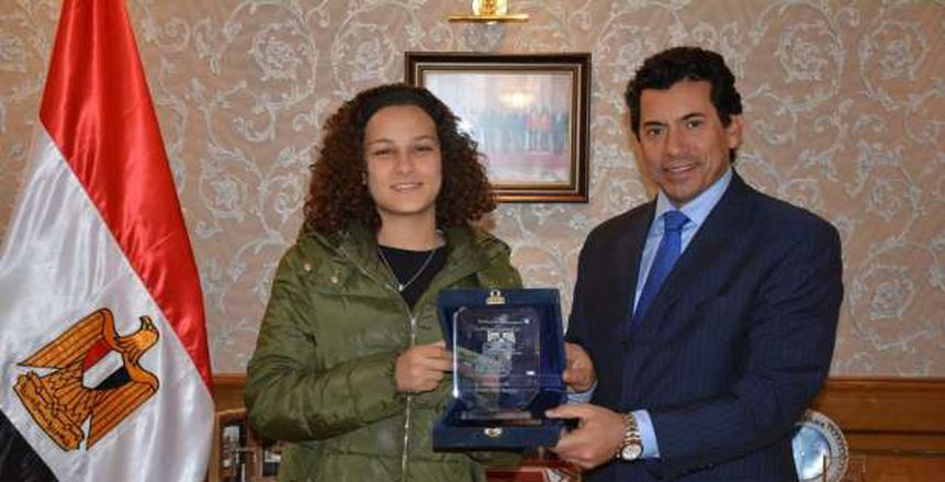 وزير الشباب والرياضة يُكرم منة طارق