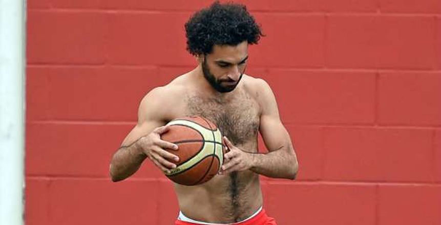 بالصور| محمد صلاح لاعب كرة «سلة» في ليفربول